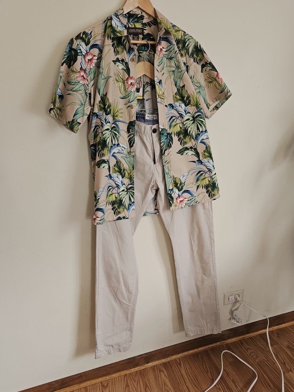 Cooke Street Men’s Tan Tropical Floral Button-Down Shirt - Picture 13 of 14